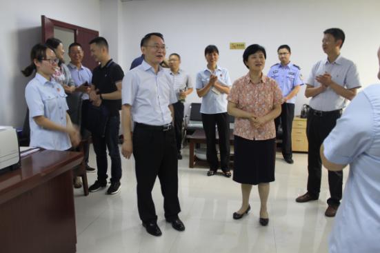 省委政法委副书记王萍到荥经法院调研半年工作及司法责任制改革落实